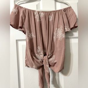 BEAUTIFUL off the shoulder, adjustable tie bottom. Boutique size Md.